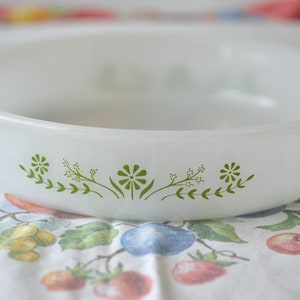 Cacerola vintage de vidrio opalino Glasbake Primrose Dream con asas y diseño de flores verdes / fuente vintage de vidrio opalino con diseño de flores verdes