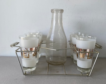Ensemble vintage des années 1950 de verres partiellement dépoli en feuille d'or avec support en métal et pichet en verre de lait / articles de bar du milieu du siècle