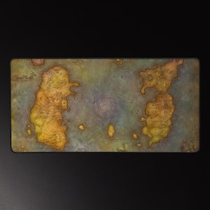 以下が含まれることがあります： ファンタジー世界の詳細な地図が描かれた長方形のマウスパッド。地図は主に黄色と茶色で、「Kalimdor」と「Azeroth」とラベル付けされた陸地があります。渦巻く渦が中央にあります。マウスパッドは黒い表面にあります。