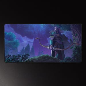 Może przedstawiać: Prostokątna podkładka pod mysz z fantastyczną ilustracją łuczniczki w leśnym otoczeniu. Łuczniczka ma długie fioletowe włosy, zielono-złotą zbroję oraz łuk i strzały. Tło przedstawia bujne drzewa i fioletowe niebo.