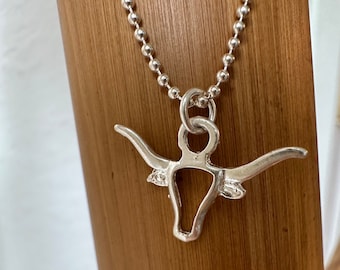 ロングホーンペンダント、3.25x1.5インチ、シルバーとクリスタル