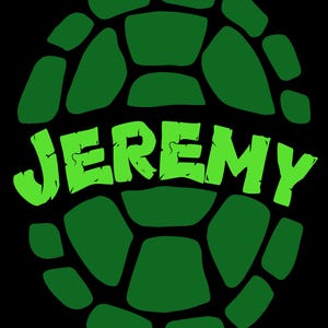Puede incluir: Un diseño de caparazón de tortuga verde con el nombre "JEREMY" en letras verde brillante. El diseño está sobre un fondo negro, creando un contraste audaz. La estética general recuerda a un estilo de dibujos animados o cómics.
