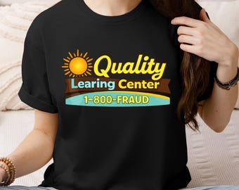 Camiseta del Centro de Aprendizaje de Calidad - 1-800-FRAUD, divertida y sarcástica, con gráficos de humor negro.