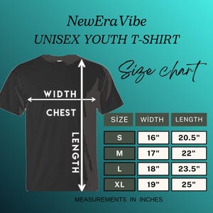 Puede incluir: Camiseta negra unisex para j&oacute;venes con una tabla de tallas. La tabla muestra medidas en pulgadas para las tallas S, M, L y XL. Las medidas de ancho var&iacute;an de 40,6 cm a 48,3 cm, y las medidas de largo var&iacute;an de 52,1 cm a 63,5 cm.