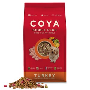 Puede incluir: Una bolsa roja de comida para perros Coya Kibble Plus con pavo y superalimentos. La bolsa tiene una imagen de un perro, pienso y fruta. El texto en la bolsa dice "Kibble Plus, More Than Just Kibble".