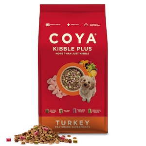 Puede incluir: Una bolsa roja de comida para perros Coya Kibble Plus con pavo y superalimentos. La bolsa muestra el texto "Coya Kibble Plus" y una imagen de un perro con croquetas y fruta. La bolsa también tiene el texto "Turkey Featuring Superfoods".