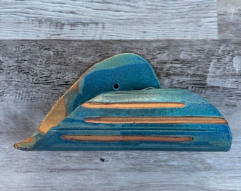 Sculpture en vase de poche murale en céramique turquoise faite main de studio de poterie