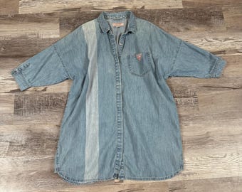 Chemise boutonnée en jean GUESS Jeans vintage avec logo surdimensionné au dos des années 90, petite