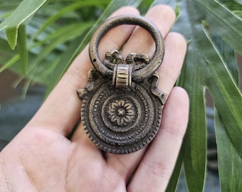 Pomo y tirador de cajón de latón hechos a mano. Herrajes de latón macizo. Acabado pulido antiguo, estilo oxidado.