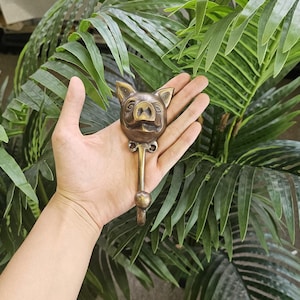 Crochet mural fait main en laiton massif avec tête de cochon : cintre animal rustique