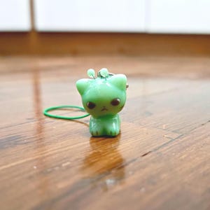 Mini ciondolo in argilla a forma di gatto alieno / portachiavi a forma di gatto sciocco / compagno di scrivania a forma di gatto sciocco / gatto meme divertente / portachiavi a forma di gatto alieno / gatti alieni meme / ciondolo fatto in casa