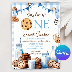 Puede incluir: Una invitación de fiesta de primer cumpleaños con un patrón de cuadros azules y blancos. La invitación presenta una gran galleta de chocolate, botellas de leche y vasos de leche. El texto de la invitación dice "Jayden tiene un año, una galleta dulce" e incluye la fecha, la hora y el lugar de la fiesta. También se incluye la información de RSVP.