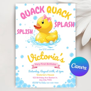 Puede incluir: Un pato de goma amarillo con un lazo rosa flota en una bañera azul con burbujas. El texto "QUACK QUACK SPLISH SPLASH" está escrito en letras rosas y azules. El texto "Victoria's Very First Birthday" está escrito en letras amarillas y rosas. El texto "Saturday, August 25th, at 3pm" está escrito en letras negras. El texto "Victoria's House 123 Birthday Ave Boston In. Any City 9103 RSVP to Selen 123-456-7890" está escrito en letras negras.
