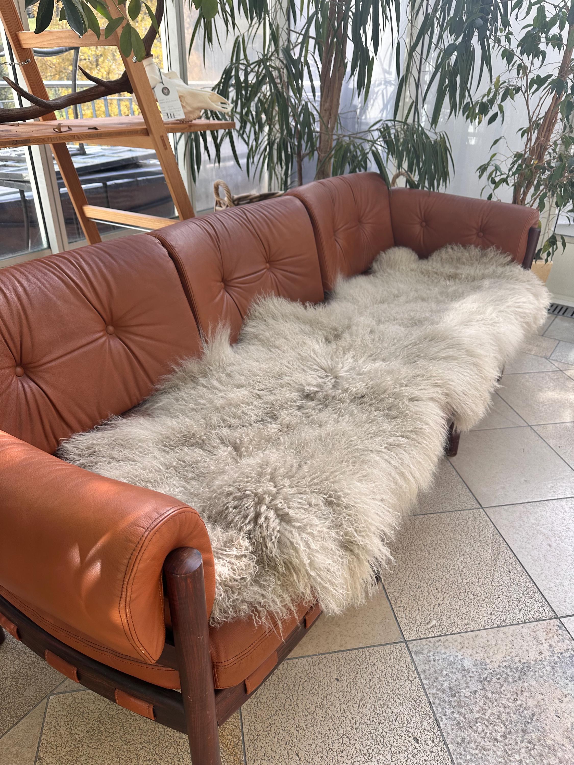Banc recouvert de peau de mouton, banc en peau de mouton