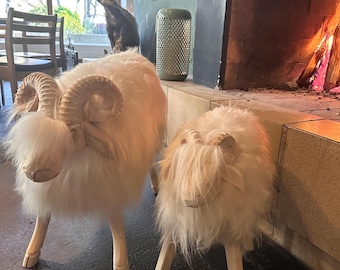 Sheep Stool Ram 2-Piece Set M+L Animal Stool Hand-Carved Wood Icelandic Sheepskin Hut Living Room Children's Room Pouf Ottoman Gift WHITE