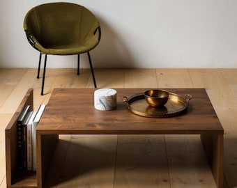 Tavolino da caffè in legno lamellare di rovere oliato | Tavolino moderno da soggiorno con ripiano portariviste | Design minimalista | Realizzato a mano | 70x40x30 cm
