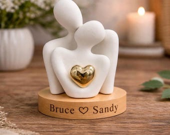 Personalized ceramic couple figurine with wooden base – wedding gift with engraving – handmade decoration for couples & lovers