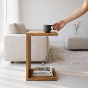 Beistelltisch Holz C-Form | Handgefertigter Eiche Couch- & Nachttisch |Modernes Design, personalisierbar, langlebig, Wohnzimmer, Laptoptisch