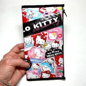 Cartera con cremallera y diseño conmemorativo del 50.º aniversario. Fabricada a pedido.