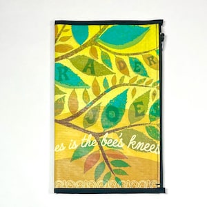 Cartera con cremallera tamaño A5 con diseño de abejas y árboles
