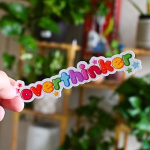 Sticker Overthinker | Lettres bulles arc-en-ciel | Sticker motivant | Autocollant de l'an 2000 | Résistant à l'eau | autocollant kawaii | Sticker anxiété