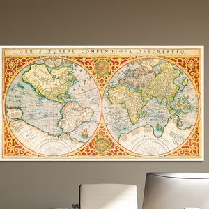 Könnte beinhalten: Eine rechteckige Wandkarte mit dem Titel Orbis Terrae Compendiosa Descriptio, die eine Doppelhemisphärenprojektion mit antiker Kartografie, gelben Landmassen, blauen Ozeanen und komplizierten rot-goldenen dekorativen Randmustern zeigt.