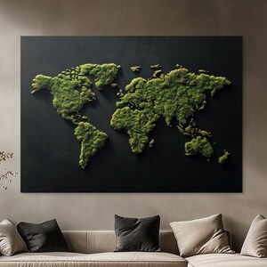 Può includere: Una grande opera d'arte murale rettangolare raffigurante una mappa del mondo realizzata con muschio verde su sfondo nero. I continenti sono dettagliati con muschio strutturato, creando un effetto 3D. L'opera è montata sopra un divano.