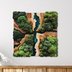Puede incluir: Arte mural cuadrado con un diseño de paisaje natural. La obra de arte combina musgo verde, madera marrón y un río de resina turquesa. El musgo es de un verde vibrante y la madera tiene un tono cálido y natural.