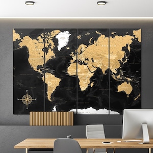 Può includere: Una grande opera d'arte a più pannelli con mappa del mondo. La mappa presenta continenti e paesi dorati su sfondo nero. Una rosa dei venti si trova nell'angolo in basso a sinistra. L'opera d'arte è esposta sopra una scrivania in legno.