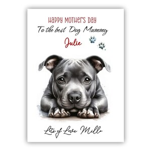 Tarjeta personalizada para el Día de la Madre con un Staffordshire terrier. Tarjeta para el Día de la Madre para amantes de los perros. Tarjeta para el Día de la Madre de un perro. Tarjeta para la mejor mamá de un perro.