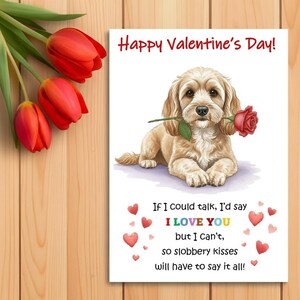 Puede incluir: Tarjeta de San Valentín con un perro marrón claro sosteniendo una rosa roja. La tarjeta tiene el texto "Happy Valentine's Day!" y un mensaje de amor. Hay tulipanes rojos a la izquierda.
