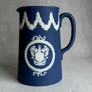 Jarra antigua de Adams Tunstall Jasperware - Escudo del progreso de Blackpool - Azul cobalto, 15 cm (6 pulgadas)