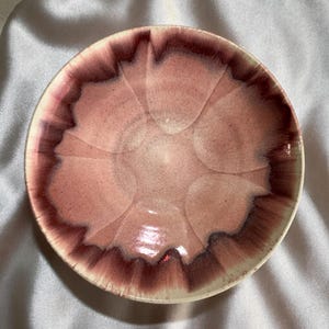 Plato grande de cerámica Raku Art Pottery de 33 cm (13 pulgadas) firmado por Tony Evans - Esmalte iridiscente color cobre burdeos - Decoración de cerámica de estudio californiano de mediados de siglo (MCM)