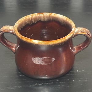 Vintage soppskål i brun droppglasyr med McCoy Pottery och dubbla handtag.