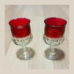 Könnte beinhalten: Rustikales Holzschild mit dem Text "Welcome to our home" in weißer Schrift. Das Schild hat eine Used-Optik und ein schlichtes, einladendes Design, ideal für die Eingangsbereichsdekoration.