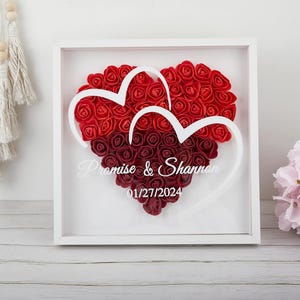 Boîte d'ombre en forme de coeur de fleurs personnalisée pour elle, boîte d'ombre de roses avec nom, boîte de fleurs en forme de coeur dégradée, cadeau d'anniversaire, cadeau de Saint-Valentin