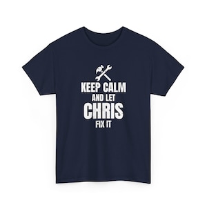 Regalos de cumpleaños personalizados con nombre divertido, camiseta divertida de manitas "Mantén la calma y deja que Chris lo arregle", camiseta unisex de trabajador, papá, abuelo y abuelo.