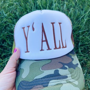 Camo Y’ALL Hut | Mädchen vom Lande Trucker Cap | Gestickt Südland-Hut | Westernhut | Niedlicher Camo Hut für Frauen | im Cowgirl-Stil