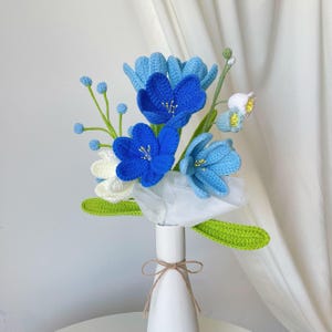 かぎ針編みの青いチューリップの花束、花瓶に入ったかぎ針編みの花、編み物のバラの花束、誕生日、記念日、彼女やお母さんへのお祝いのギフト