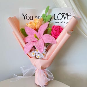 Häkeln Sie rosa Lilie Blumenstrauß, Blumenstrauß stricken, häkeln Sie Tulpe Lilien-Rosenblume, Stricktulpen-Blumenstrauß, fertiger gehäkelter Blumenstrauß, Geschenk