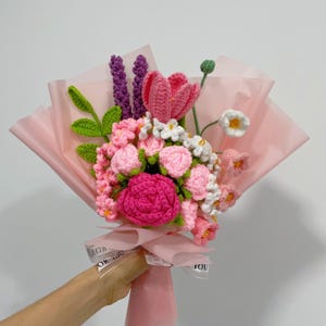 Häkeln Sie Rosa Rosen-Blumenstrauß, Strickblumen in einer Vase, Häkeln Sie Tulpen-Rosen-Sonnenblume, Lilienblume, fertigen Sie gehäkelten Blumenstrauß, Geschenk für Sie