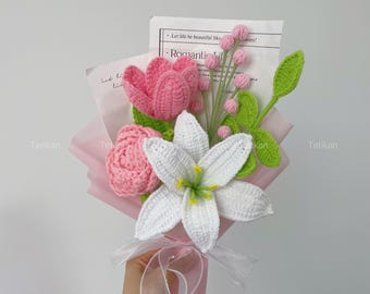 Bouquet di gigli bianchi all'uncinetto, tulipani rosa blu, rose e fiori di bacca di neve lavorati a maglia, compleanno, anniversario, regalo di congratulazioni per nonna, fidanzata, moglie