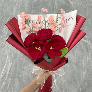 かぎ針編みの赤いチューリップのバラの花、小さな花束、ニットフラワー、かぎ針編みの花束、かぎ針編みの花、完成したかぎ針編みの花束、ギフト
