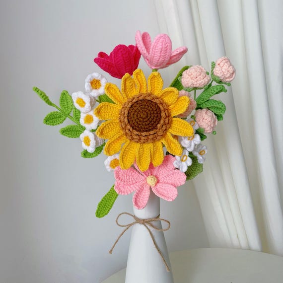 ひまわりブーケ かぎ針編み ガラス花瓶付き かぎ針編みのひまわりブーケ（花瓶入り）、チューリップ、ユリ、バラの