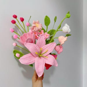 Häkeln Sie rosa Lilienblumenstrauß, stricken Sie Tulpen-Rosen-Blume, fertigen häkeln Blumenstrauß, Tischdekoration, Geburtstagsgeschenke, Jahrestagsgeschenke für Braut
