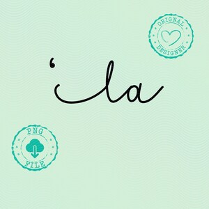 Pode incluir: A palavra "ila" em fonte cursiva sobre um fundo verde claro ondulado. A imagem inclui dois selos circulares turquesa, um com um coração e as palavras "Original Designer", e o outro com uma nuvem e "PNG FILE".
