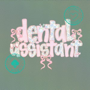 Pode incluir: Gráfico decorativo com as palavras "dental assistant". As letras são uma mistura de rosa xadrez e estampas florais, adornadas com laços rosa. O fundo é verde ondulado e suave.