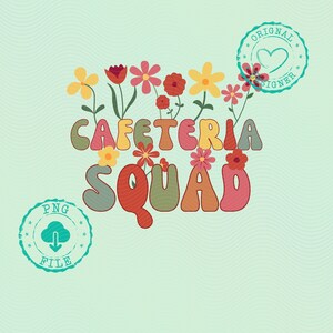 Può includere: Un design grafico in stile retrò con le parole "CAFETERIA SQUAD" in lettere colorate e strutturate. Il design incorpora vari fiori e i testi "PNG FILE" e "ORIGINAL DESIGNER" in timbri circolari, il tutto su uno sfondo verde chiaro ondulato.