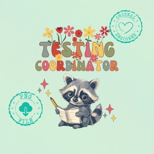 Pode incluir: Ilustração lúdica com um guaxinim segurando um lápis e um caderno, com as palavras "TESTING COORDINATOR" em letras coloridas de estilo retrô. O design inclui flores, estrelas e um selo "PNG FILE".