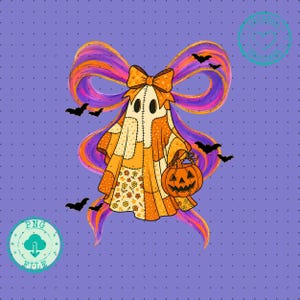 Pode incluir: Ilustração com tema de Halloween de um fantasma vestindo uma roupa de retalhos e segurando uma abóbora esculpida. O fantasma tem um grande laço e é cercado por morcegos, tudo em um fundo roxo pontilhado. A imagem tem um logotipo de arquivo PNG.